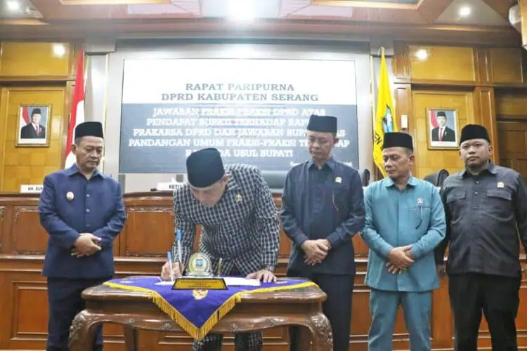 Rapat Paripurna DPRD Kabupaten Serang, tentang Jawaban Fraksi-Fraksi DPRD atas pendapat bupati terhadap Raperda prakarsa DPRD, dan Jawaban Bupati atas Pandangan Umum Fraksi-fraksi terhadap Raperda Usul Bupati di gedung dewan setempat, Kamis (19/2/2026). (ISTIMEWA)