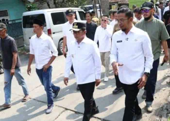 MENINJAU JALAN : Gubernur Banten Andra Soni (dua dari kanan) meninjau pembangunan jalan di Banten. Genap satu tahun memimpin, pasangan Andra-Dimyati mendapat berbagai kritikan. (ISTIMEWA)
