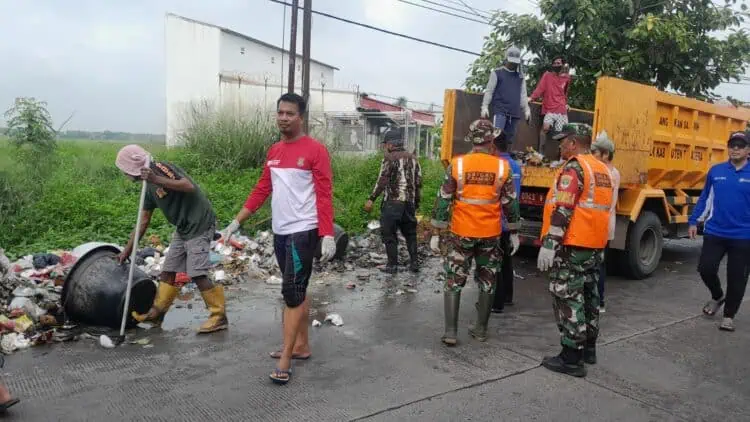 Satgas Sampah Koramil Kresek Bergerak Cepat Bersihkan Jalur Kresek–Tanara
