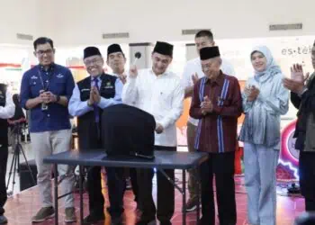BERBINCANG : Wagub Achmad Dimyati Natakusumah (tengah) berbincang dengan pengurus dan pimpinan Baznas Banten. (ISTIMEWA)
