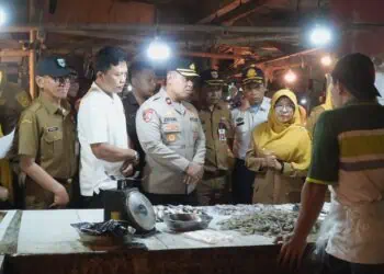 Bupati Pandeglang Raden Dewi Setiani dan jajaran pejabat Forkopimda, sidak harga dan stok sembako di pasaran, Senin (23/2/2026). (ISTIMEWA)