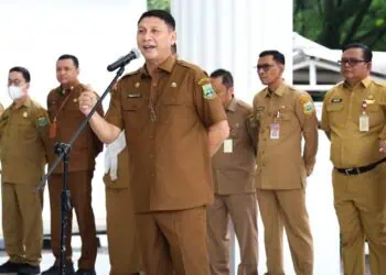MEMIMPIN APEL : Sekda Banten Deden Apriandhi Hartawan, memimpin apel pagi. (ISTIMEWA)