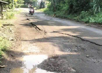 JALAN RUSAK : Ruas jalan Nanggor-Paniis, Kecamatan Koroncong, Kabupaten Pandeglang rusak parah dan belum pernah dilakukan perbaikan sejak belasan tahun lalu. Belum lama ini, terjadi kecelakaan lalu lintas akibat jalan rusak dan menyebabkan penumpang ojek pangkalan meninggal ditempat kejadian. (ISTIMEWA)