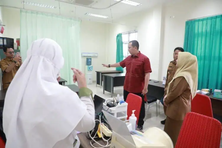 Walikota Serang Budi Rustandi, meninjau pelayanan di RSUD Kota Serang, khususnya alat kesehatan penanganan TBC. (ISTIMEWA)