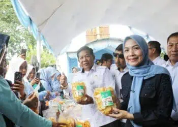BAZAR MURAH - Bupati Serang Ratu Rachmatuzakiyah, membuka Bazar Murah Ramadhan Bahagia yang digelar Dinas Koperasi UMKM Perindustrian dan Perdagangan (Dikoumperindag) di Halaman Kantor Kecamatan Jawilan, Rabu (25/2/2026). (ISTIMEWA)