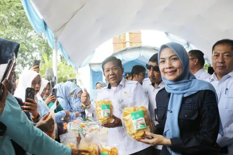 BAZAR MURAH - Bupati Serang Ratu Rachmatuzakiyah, membuka Bazar Murah Ramadhan Bahagia yang digelar Dinas Koperasi UMKM Perindustrian dan Perdagangan (Dikoumperindag) di Halaman Kantor Kecamatan Jawilan, Rabu (25/2/2026). (ISTIMEWA)