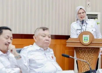 MENYAMPAIKAN ARAHAN : Asda III Bidang Administrasi Umum Pemprov Banten Rina Dewiyanti (kanan) menyampaikan arahan kepada para pegawai di instansi pemerintah agar bisa membuat program kerja prioritas tahun 2027 yang sejalan dengan RPJMD. (ISTIMEWA)