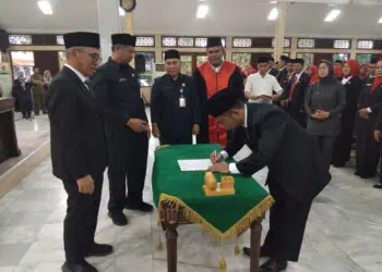 Sekda Kabupaten Pandeglang Asep Rahmat, melantik ratusan Kepsek dan Japung, di Pendopo Bupati Pandeglang, Jumat (27/2/2026). (ISTIMEWA)