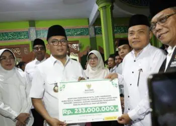MEMBERIKAN BANTUAN : Gubernur Banten Andra Soni memberikan bantuan kepada warga kurang mampu. (ISTIMEWA)