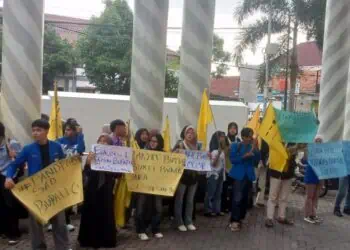 Sejumlah mahasiswa yang tergabung dalam Pergerakan Mahasiswa Islam Indonesia (PMII) Komisariat Syekh Manshur Pandeglang, menggelar aksi unjuk rasa, bentuk refleksi terhadap satu tahun kepemimpinan Dewi - Iing, di depan Kantor Bupati Pandeglang, Jumat (27/2/2026). (ISTIMEWA)