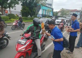 Pengurus dan anggota SMSI Kota Tangsel, berbagi takjil kepada masyarakat khususnya pengemudi ojol, Jumat (27/2/2026). (ISTIMEWA)
