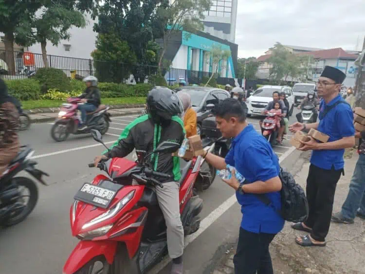Pengurus dan anggota SMSI Kota Tangsel, berbagi takjil kepada masyarakat khususnya pengemudi ojol, Jumat (27/2/2026). (ISTIMEWA)