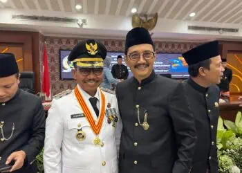 Foto bersama Walikota Tangerang Sachrudin dan Wakil Katua Fraksi PKB Tasril Jamal, seusai sidang Paripurna dalam rangka HUT ke 33 Kota Tangerang, di gerudg DPRD Kota Tangerang. (ISTIMEWA)