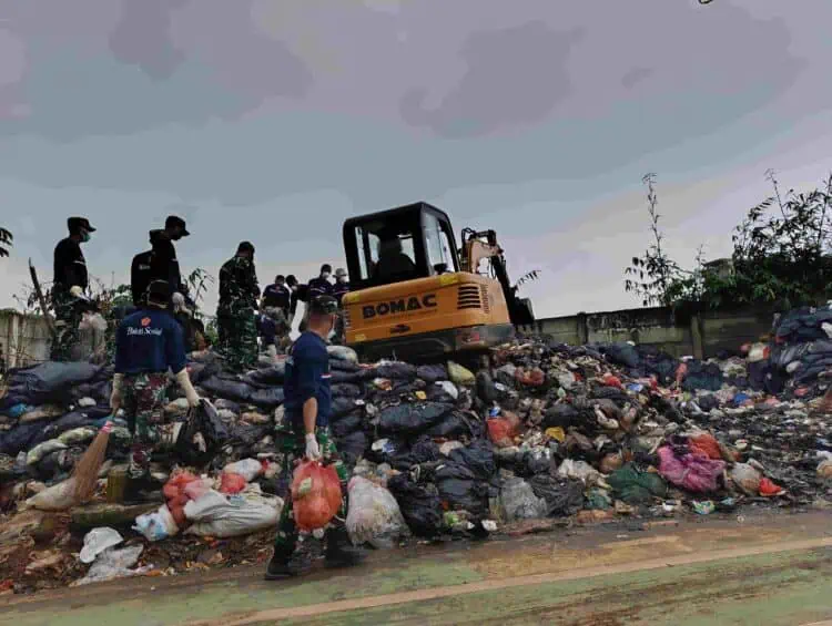 Personel TNI Dikerahkan Bersihkan Sampah di Kota Tangerang Selatan