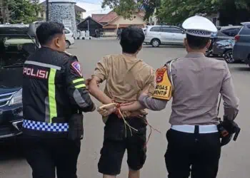 Pelaku terduga pengedar obat-obatan terlarang, diamankan ke Mapolres Pandeglang, Senin (2/2/2026). (ISTIMEWA)