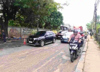 Jalan Otista Raya Ciputat Rusak Berat, Kemacetan Mengular hingga Satu Kilometer