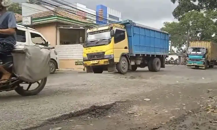 Jalan Berlubang Hantui Keselamatan Pengendara di Jalur Bypass Lebak