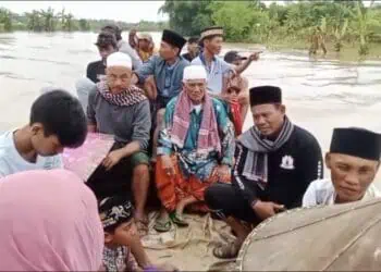 Sungai Cilemer Pandeglang Kembali Meluap, Kades Idaman Antar Anak Sunat Pakai Perahu