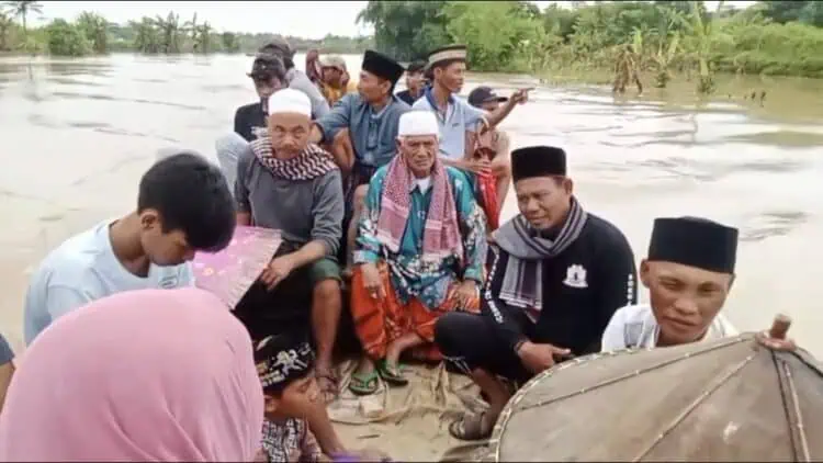 Sungai Cilemer Pandeglang Kembali Meluap, Kades Idaman Antar Anak Sunat Pakai Perahu