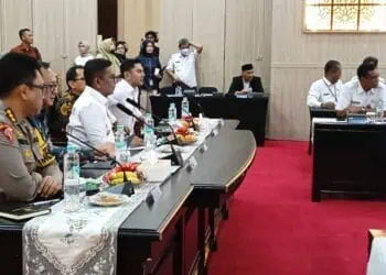 MEMIMPIN RAKOR : Gubernur Banten (tengah) memimpin rakor pengendalian inflasi bersama TPID dan stakeholder terkait lainnya. (ADIB FAHRIE/SATELITNEWS.COM)