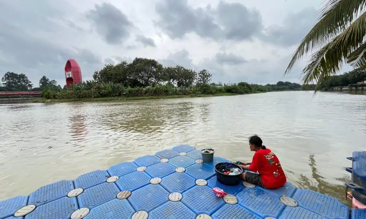 Warga Bantaran Sungai Cisadane Tetap Mencuci di Tengah Dugaan Pencemaraan