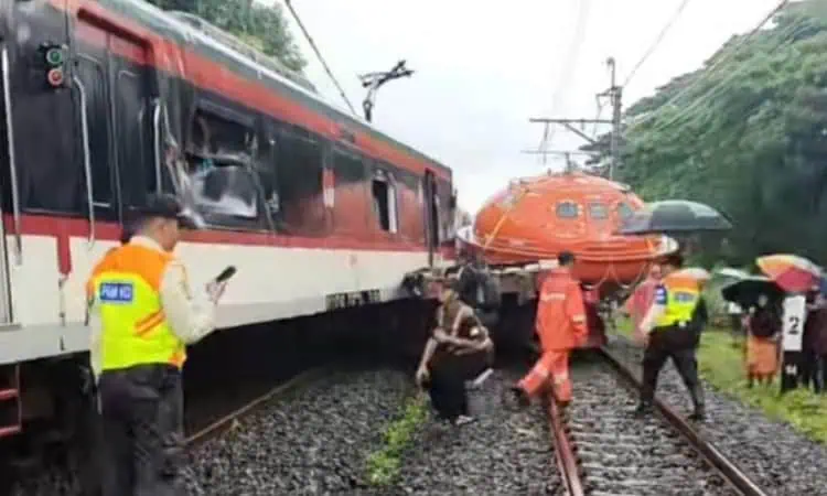 Commuter Line Bandara Soetta Tabrak Truk Triler, Kereta Anjlok di Perlintasan Rawa Buaya