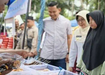Bupati Pandeglang Raden Dewi Setiani, didampingi Wakil Ketua DPRD Kabupaten Fikri Pebriansyah, dan jajaran kepala OPD, meninjau dan berbelanja takjil di stand Kadaharan Buka Puasa, Jumat (20/2/2026). (ISTIMEWA)