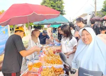 Warga Serbu Pasar Takjil di Sarua Permai Tangsel