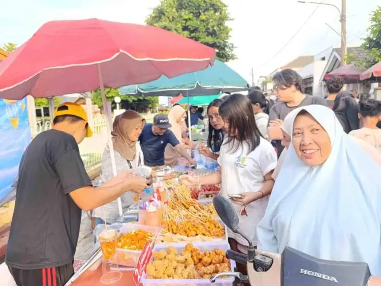Warga Serbu Pasar Takjil di Sarua Permai Tangsel