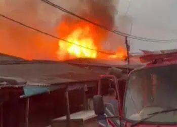 Kebakaran di Pasar Baru Labuan, Kecamatan Labuan, Kabupaten Pandeglang, Minggu (22/2/2026). Akibatnya, belasan kios milik pedagang ludes dilalap si jago merah. (ISTIMEWA)