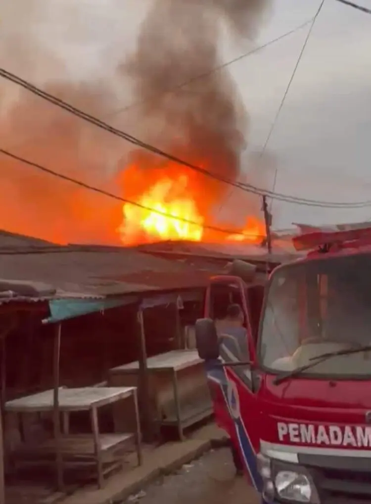 Kebakaran di Pasar Baru Labuan, Kecamatan Labuan, Kabupaten Pandeglang, Minggu (22/2/2026). Akibatnya, belasan kios milik pedagang ludes dilalap si jago merah. (ISTIMEWA)