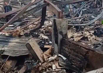KEBAKARAN - Diduga akibat korsleting listrik, belasan kios di Pasar Baru Labuan, Kabupaten Pandeglang, ludes terbakar. (ISTIMEWA)