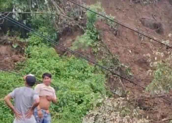 LONGSOR - Jalur Panimbang - Sumur, tertutup tanah longsoran dari tebing di Batu Hideung, Kecamatan Cigeulis, Kabupaten Pandeglang, Selasa (24/2/2026). (ISTIMEWA)