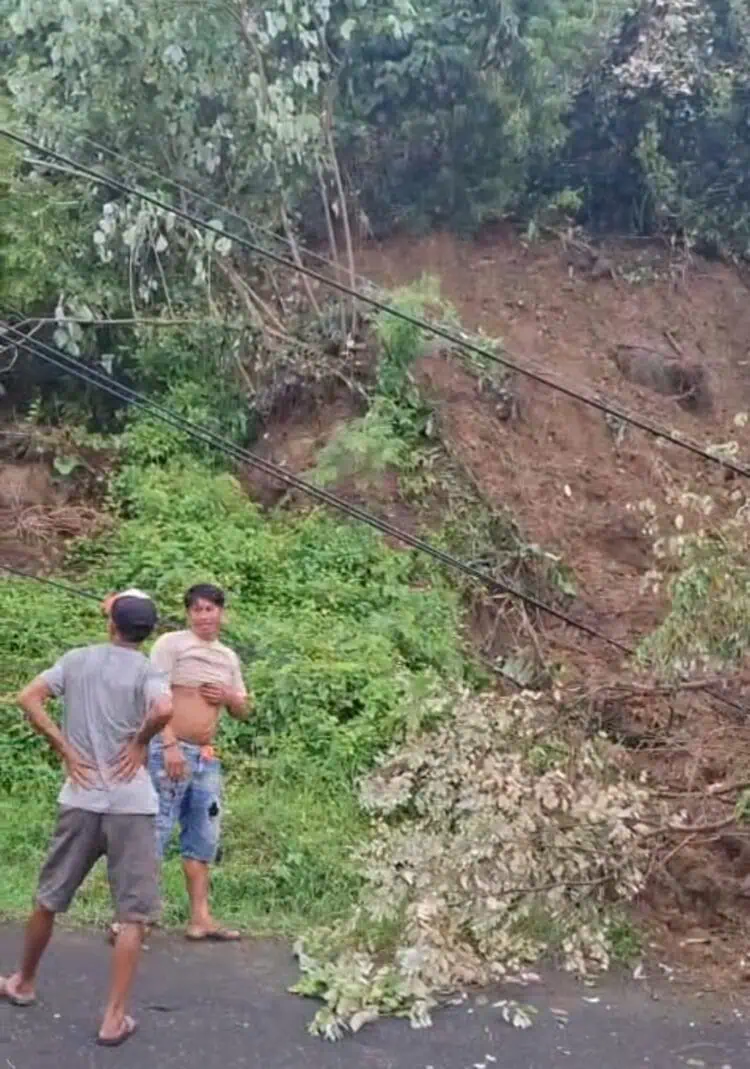 Tebing di Batu Hideung Longsor, Akses Jalan Panimbang - Sumur Pandeglang Tertutup Tanah