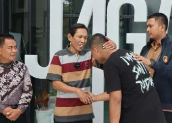 Viral Sopir Angkot Jurusan Cikokol-Ciledug Dilempar Petasan oleh Remaja, Ujungnya Minta Maaf