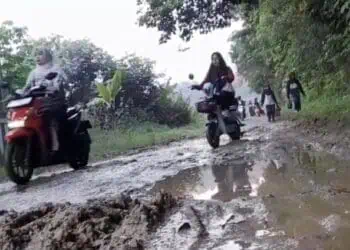 Perjuangan Pelajar SMA di Lebak Harus Lewati Jalanan Bak Kubangan Kerbau ke Sekolah