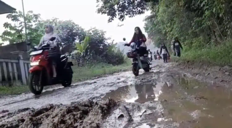 Perjuangan Pelajar SMA di Lebak Harus Lewati Jalanan Bak Kubangan Kerbau ke Sekolah