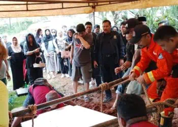 Damkar Tangsel Bantu Pemakaman Jenazah Warga Obesitas