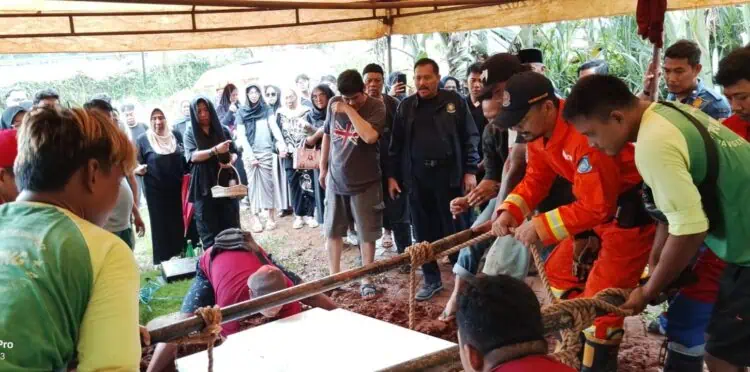 Damkar Tangsel Bantu Pemakaman Jenazah Warga Obesitas