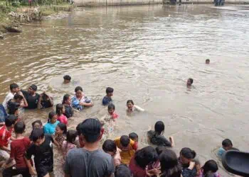 Dugaan Pencemaran Tak Halangi Ritual Keramas Bareng di Sungai Cisadane