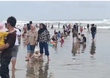 3.000 Wisatawan Padati Pantai Bagedur Lebak Saat Libur Panjang