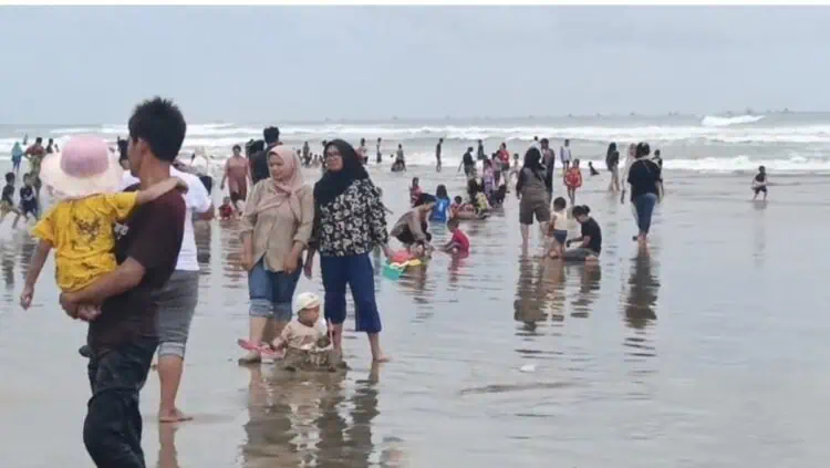 3.000 Wisatawan Padati Pantai Bagedur Lebak Saat Libur Panjang
