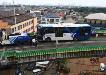 Sopir Tertidur karena Kelelahan, Transjakarta Adu Banteng