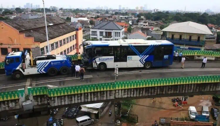 Sopir Tertidur karena Kelelahan, Transjakarta Adu Banteng