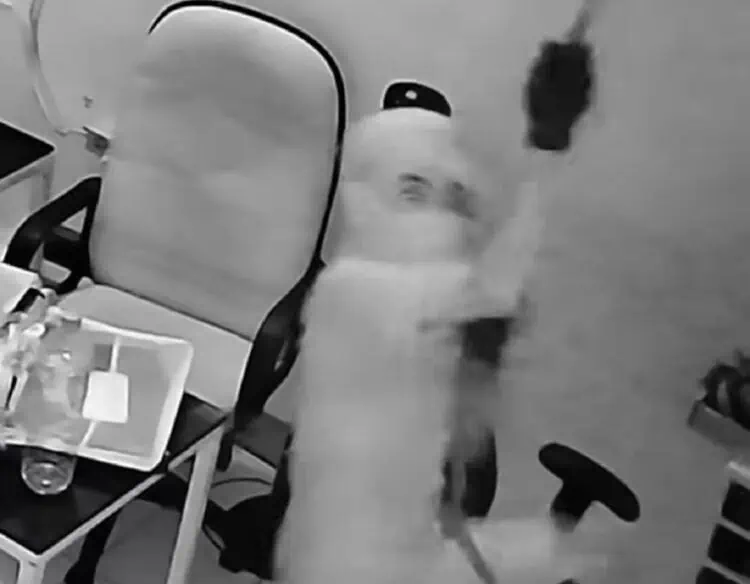 Masuk Lewat Plafon, Maling Bobol Toko Laptop di Ciputat