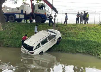 Nyetir Ketika Mengantuk, Pengendara Xenia Nyemplung di Kali Kawasan Jalan Perimeter Utara Neglasari