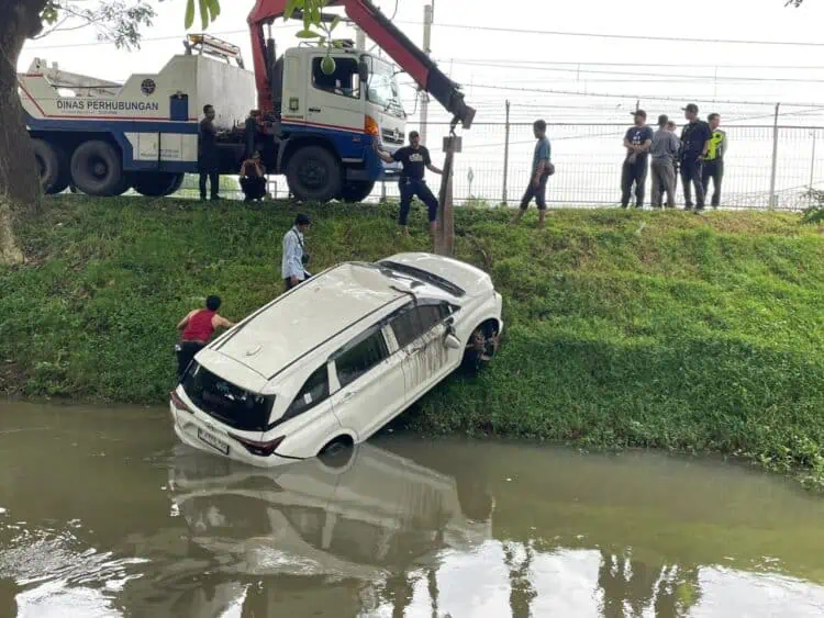 Nyetir Ketika Mengantuk, Pengendara Xenia Nyemplung di Kali Kawasan Jalan Perimeter Utara Neglasari
