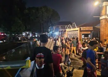 Air Deras Kali Maulana Hasanudin Seret Remaja yang Hendak Tolong Teman