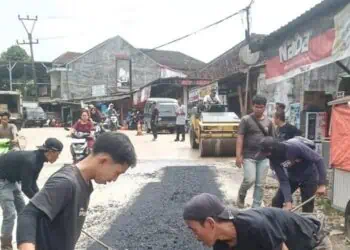 PERBAIKAN JALAN - Sejumlah pekerja UPTD PJJ DPUPR Provinsi Banten, melaksanakan pengerjaan penambalan jalan berlubang pada ruas Saketi-Picung, Kecamatan Saketi, Kabupaten Pandeglang, Rabu (1/3/2026). (ISTIMEWA)