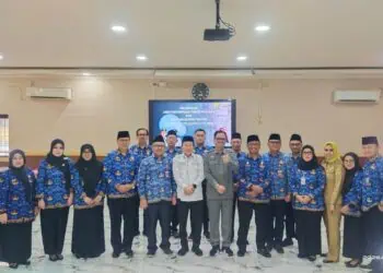 Sekda Kota Serang Nanang Saefudin, melantik tujuh pejabat di lingkungan Pemkot Serang. Dua diantaranya, rotasi eselon II atau setingkat kepala dinas. Sedangkan lima lainnya, melalui promosi ke eselon III. Pelantikan dilaksanakan di Aula Sekda Kota Serang, Senin (2/3/2026). (ISTIMEWA)